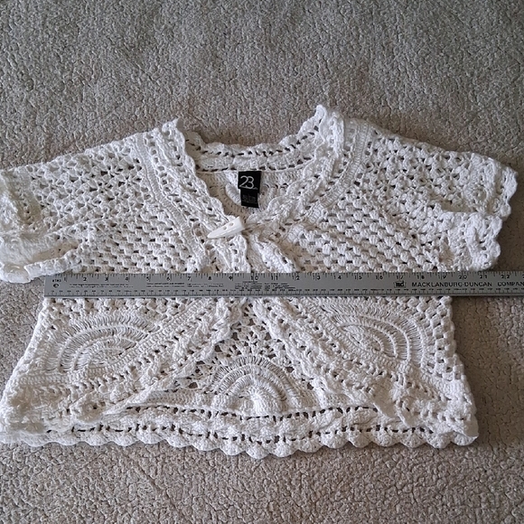 Chic White Crochet Women's Blouse - Picture 3 of 5
